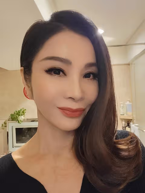 終結6年單身?陳美鳳無預警「甜曬牽手照」自曝找到真愛 熊抱鮮肉男「他都會唱歌給我聽」親友全都來了
