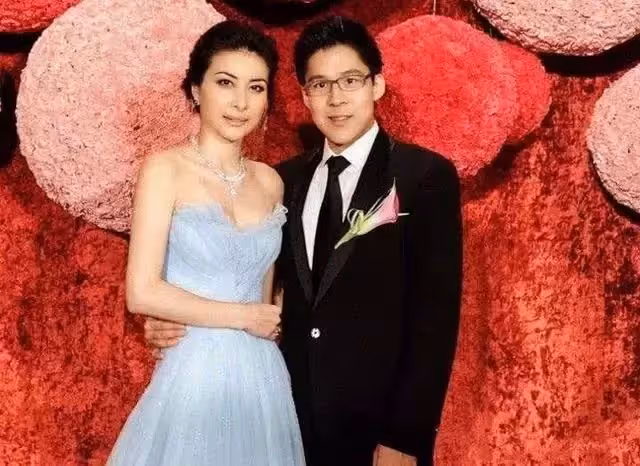 一改往常樸素形象,郭晶晶穿「香檳色人魚裙」驚艷亮相,「女人味炸裂」迷弟老公全程盯著看