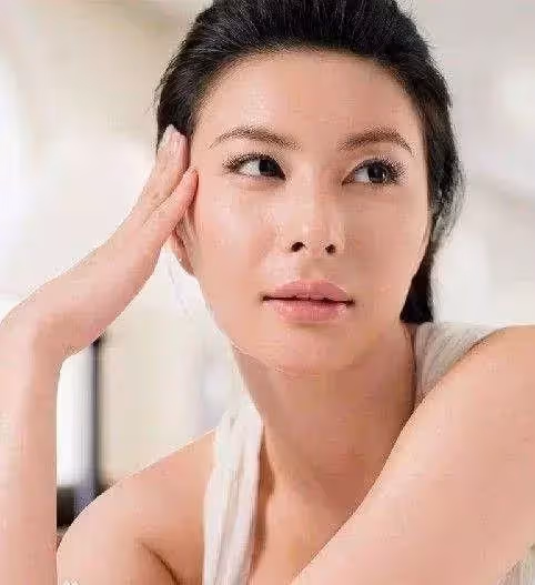 一改往常樸素形象,郭晶晶穿「香檳色人魚裙」驚艷亮相,「女人味炸裂」迷弟老公全程盯著看