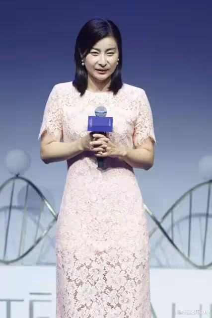 一改往常樸素形象,郭晶晶穿「香檳色人魚裙」驚艷亮相,「女人味炸裂」迷弟老公全程盯著看