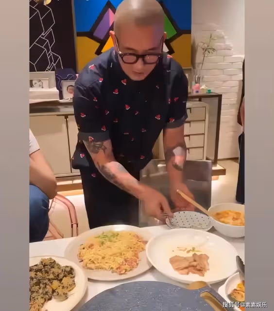 具俊曄給侄女做飯，3個細節很貼心，證明大S的確過得很幸福