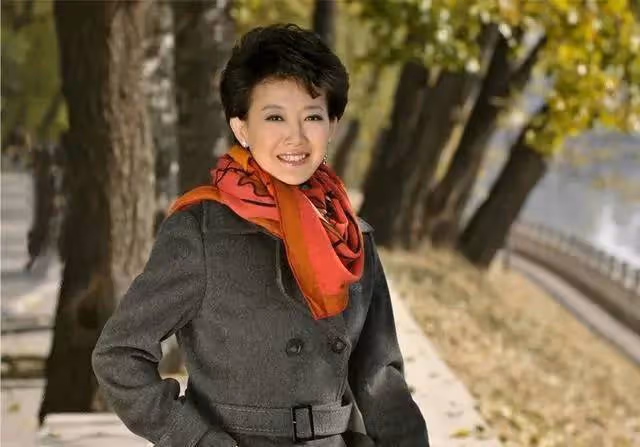 她是中國「最真實」的主持人 上鏡25年不化濃妝