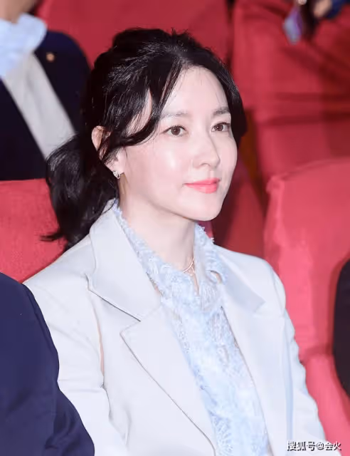 李英愛戴22萬鑽石項鍊出席活動 51歲顏值似凍齡