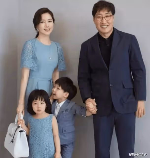 李英愛戴22萬鑽石項鍊出席活動 51歲顏值似凍齡