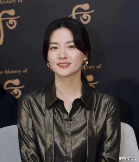 李英愛戴22萬鑽石項鍊出席活動 51歲顏值似凍齡