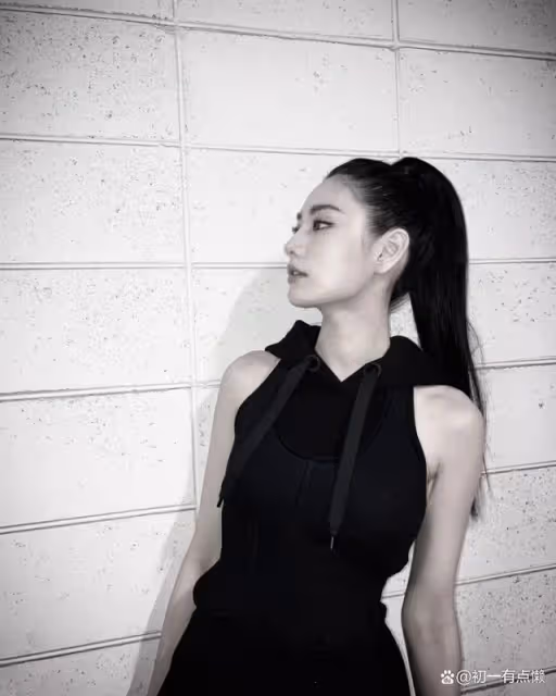 林珍兒現身韓國電影《自白》發布會，全身上下竟然布滿了這些刺青