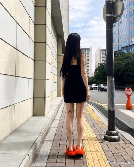 林珍兒現身韓國電影《自白》發布會，全身上下竟然布滿了這些刺青