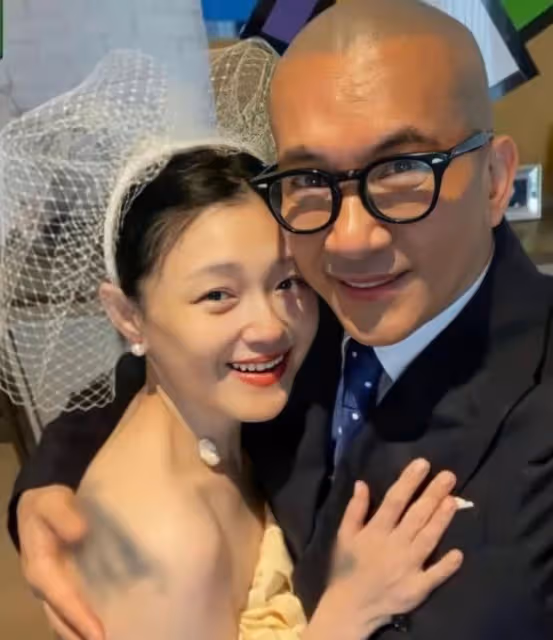 46歲大S退圈半年就復工撈金，胸口刺老公英文名，代言廣告收入800萬