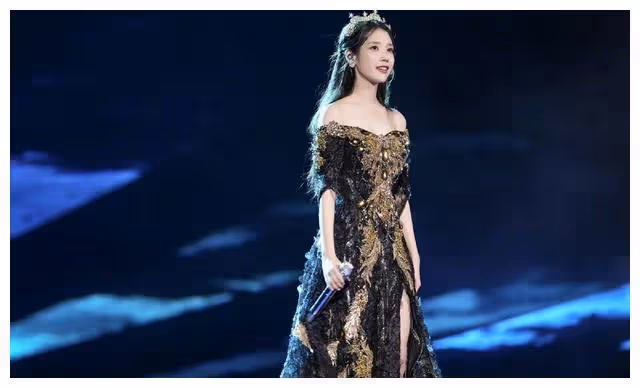 IU演唱會群星到訪,IU為粉絲做逆應援,還透露耳朵出問題已經一年