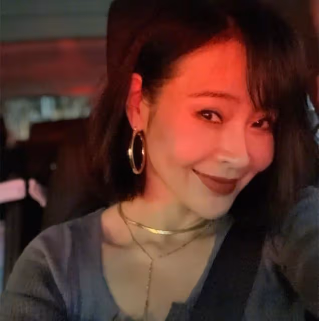 39歲於明出行大秀身材!穿百元露腰背心展示腹肌,馬甲線太搶鏡