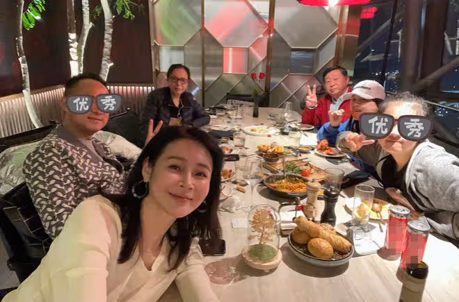 39歲於明出行大秀身材!穿百元露腰背心展示腹肌,馬甲線太搶鏡