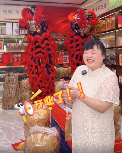 港星陳嘉佳內地開店!開業禮穿旗袍請舞獅表演,店內擺滿名貴幹貨