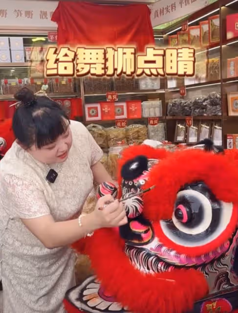 港星陳嘉佳內地開店!開業禮穿旗袍請舞獅表演,店內擺滿名貴幹貨