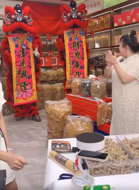 港星陳嘉佳內地開店!開業禮穿旗袍請舞獅表演,店內擺滿名貴幹貨