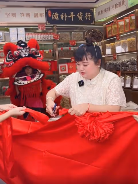 港星陳嘉佳內地開店!開業禮穿旗袍請舞獅表演,店內擺滿名貴幹貨