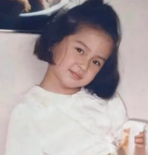 Baby童年舊照曝光!縮小版的五官確系天然美女, 難怪上小學時就是「校花」了, 可愛模樣被讚「從小美到大」