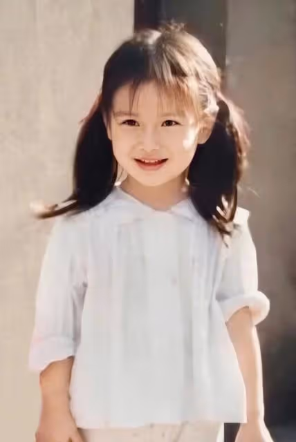 Baby童年舊照曝光!縮小版的五官確系天然美女, 難怪上小學時就是「校花」了, 可愛模樣被讚「從小美到大」