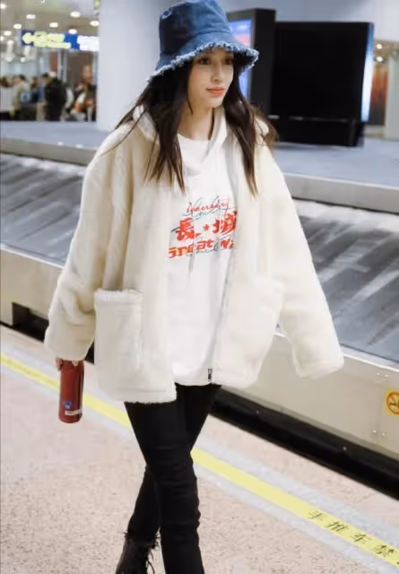 Baby童年舊照曝光!縮小版的五官確系天然美女, 難怪上小學時就是「校花」了, 可愛模樣被讚「從小美到大」