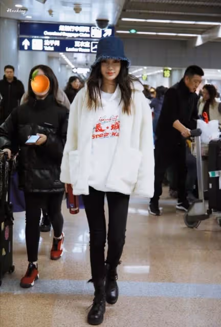 Baby童年舊照曝光!縮小版的五官確系天然美女, 難怪上小學時就是「校花」了, 可愛模樣被讚「從小美到大」