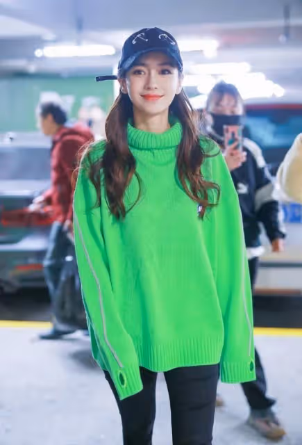 Baby童年舊照曝光!縮小版的五官確系天然美女, 難怪上小學時就是「校花」了, 可愛模樣被讚「從小美到大」