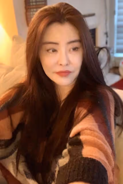 55歲王祖賢罕曬素顏照!「少女氣質穿搭超時尚」秒減齡20歲,民國風「加拿大豪宅曝光」裝修復古又奢華