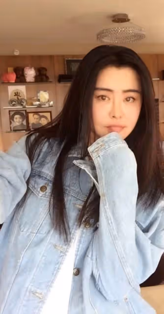 55歲王祖賢罕曬素顏照!「少女氣質穿搭超時尚」秒減齡20歲,民國風「加拿大豪宅曝光」裝修復古又奢華