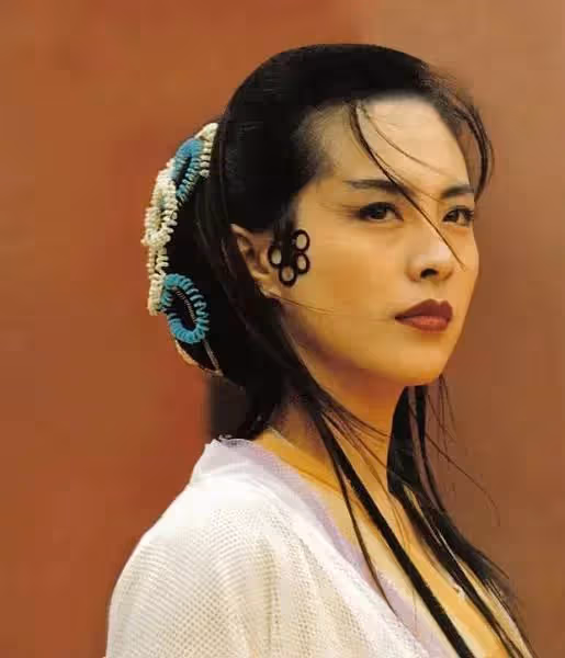 55歲王祖賢罕曬素顏照!「少女氣質穿搭超時尚」秒減齡20歲,民國風「加拿大豪宅曝光」裝修復古又奢華