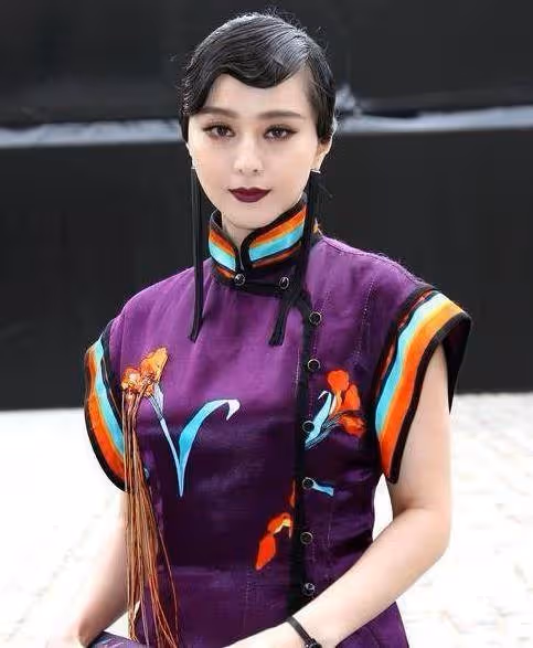 賈靜雯穿旗袍,劉詩詩穿旗袍,看到范冰冰穿旗袍,網友:氣勢好強大