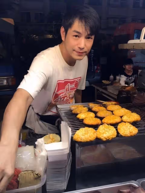 《戲說台灣》10多年班底「三度道歉」遭演藝圈冷凍!如今轉成「夜市型男」擺攤維生