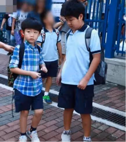 45歲陳慧琳倆兒子近照曝光,笑起來的樣子和媽媽一模一樣