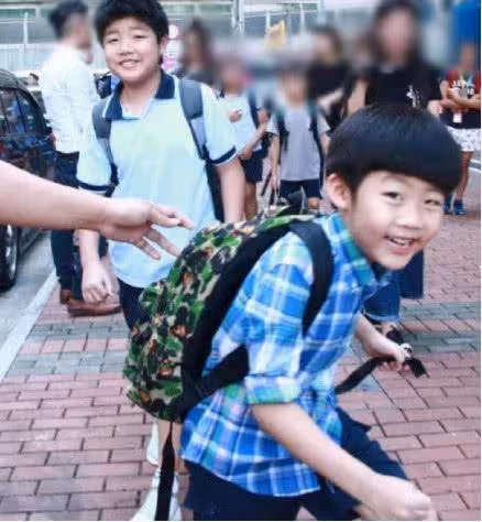 45歲陳慧琳倆兒子近照曝光,笑起來的樣子和媽媽一模一樣