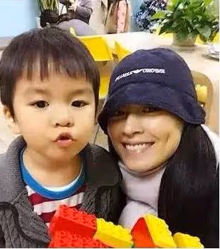 45歲陳慧琳倆兒子近照曝光,笑起來的樣子和媽媽一模一樣