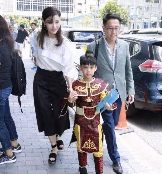 45歲陳慧琳倆兒子近照曝光,笑起來的樣子和媽媽一模一樣