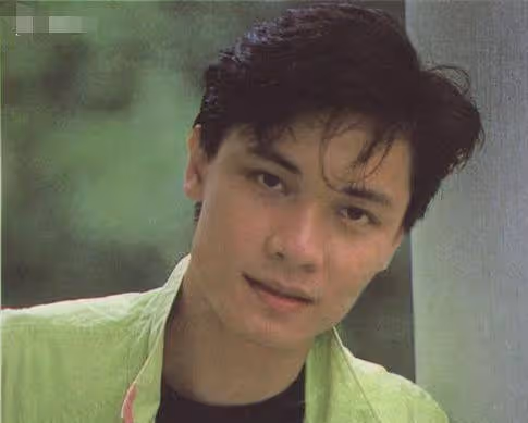 他是最帥的渣男,走紅後拋棄20年髮妻,後與二婚嬌妻甜蜜秀恩愛