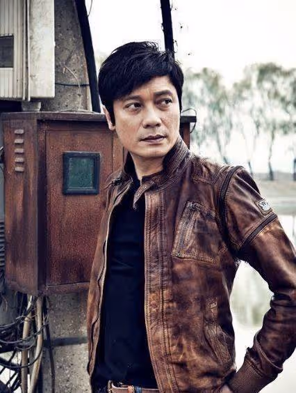 他是最帥的渣男,走紅後拋棄20年髮妻,後與二婚嬌妻甜蜜秀恩愛