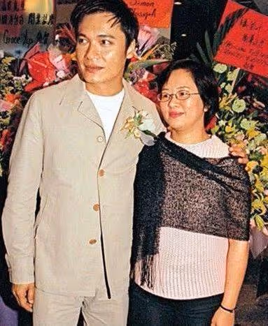 他是最帥的渣男,走紅後拋棄20年髮妻,後與二婚嬌妻甜蜜秀恩愛