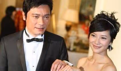 他是最帥的渣男,走紅後拋棄20年髮妻,後與二婚嬌妻甜蜜秀恩愛