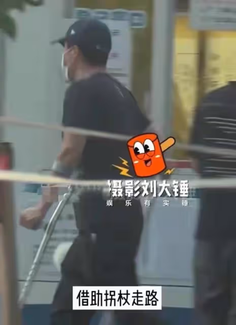 吳京拄拐杖獨自做核酸,雙手賣力支撐青筋直冒,腿受傷開車太費力
