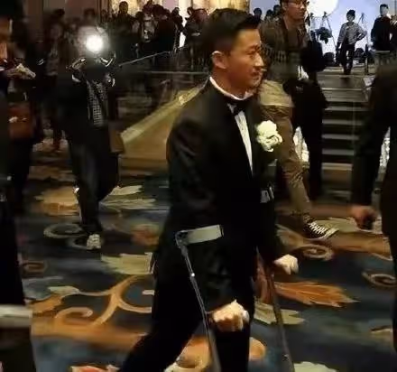 吳京拄拐杖獨自做核酸,雙手賣力支撐青筋直冒,腿受傷開車太費力