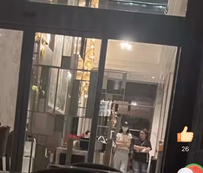 黃曉明父母送孫子去酒店，未與楊穎見面便離開，5歲小海綿顏值高