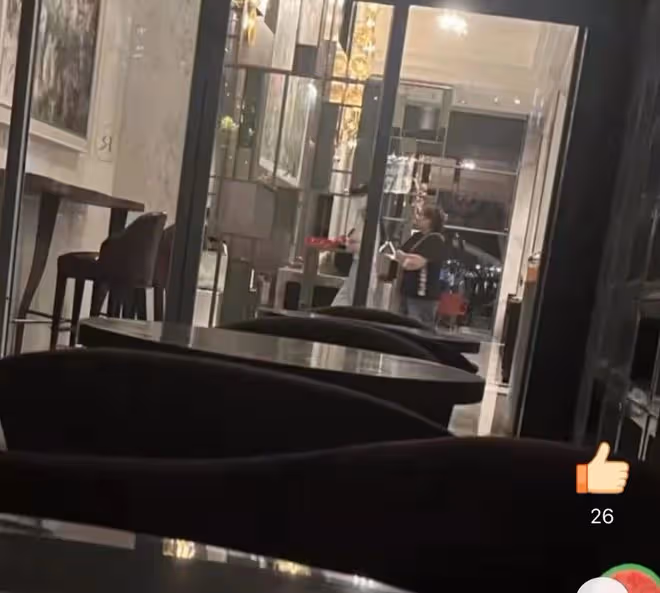 黃曉明父母送孫子去酒店，未與楊穎見面便離開，5歲小海綿顏值高