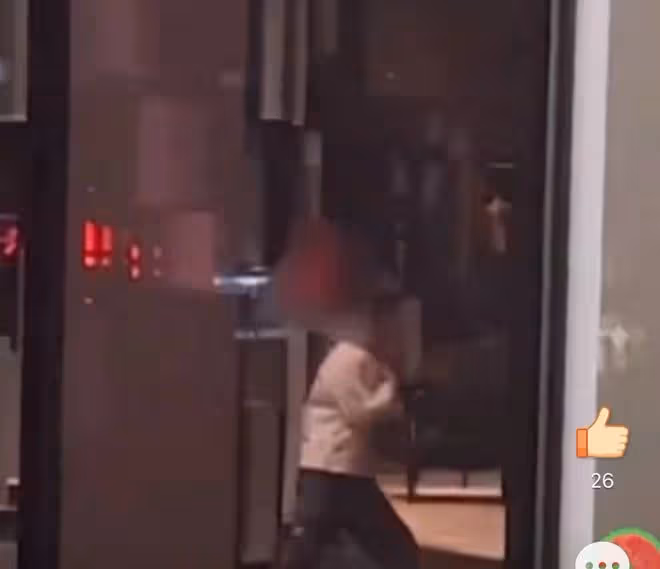 黃曉明父母送孫子去酒店，未與楊穎見面便離開，5歲小海綿顏值高