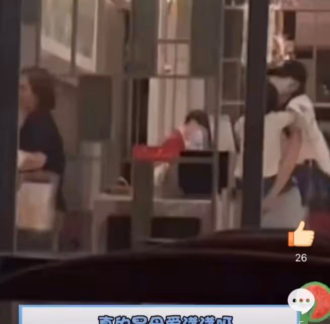 黃曉明父母送孫子去酒店，未與楊穎見面便離開，5歲小海綿顏值高