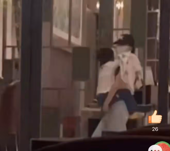 黃曉明父母送孫子去酒店，未與楊穎見面便離開，5歲小海綿顏值高