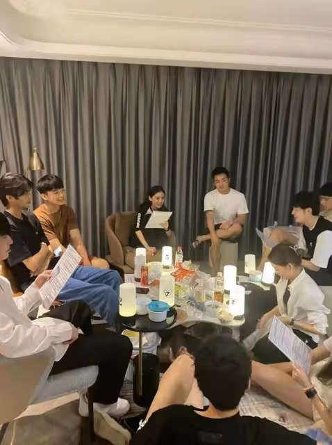 黃曉明父母送孫子去酒店，未與楊穎見面便離開，5歲小海綿顏值高