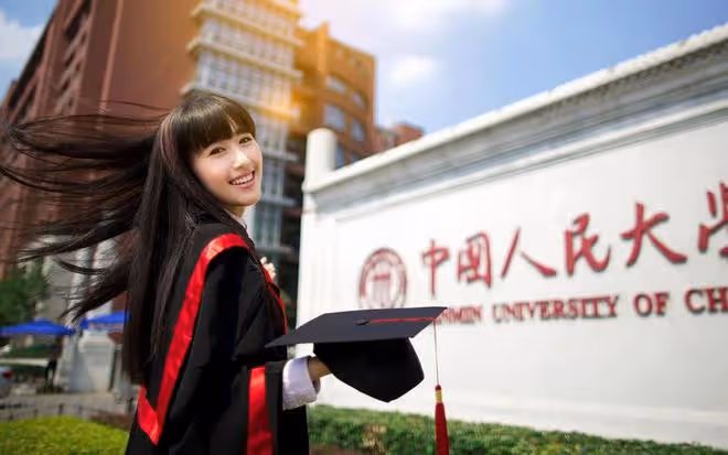 「人大女神」婚禮陣仗大！穿魚尾裙妖嬈美艷，嫁北京土豪畫面甜蜜