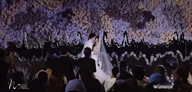 「人大女神」婚禮陣仗大!穿魚尾裙妖嬈美艷,嫁北京土豪畫面甜蜜