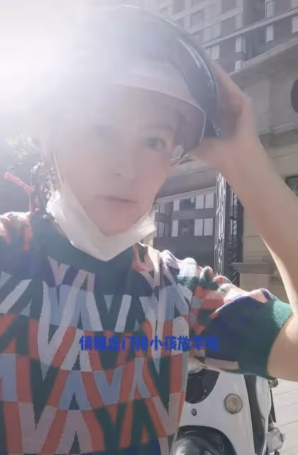 42歲女星騎電動車接娃放學,女兒亂按喇叭被訓斥,日常出行靠地鐵
