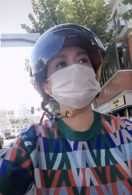 42歲女星騎電動車接娃放學,女兒亂按喇叭被訓斥,日常出行靠地鐵