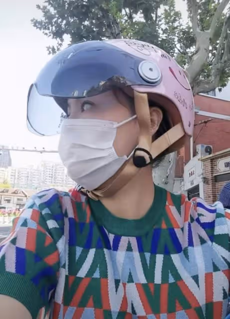 42歲女星騎電動車接娃放學,女兒亂按喇叭被訓斥,日常出行靠地鐵